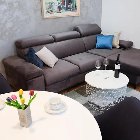 Paola Apartment *